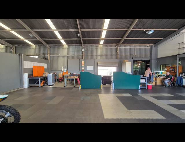 950M² WAREHOUSE FOR SALE IN HUGHES